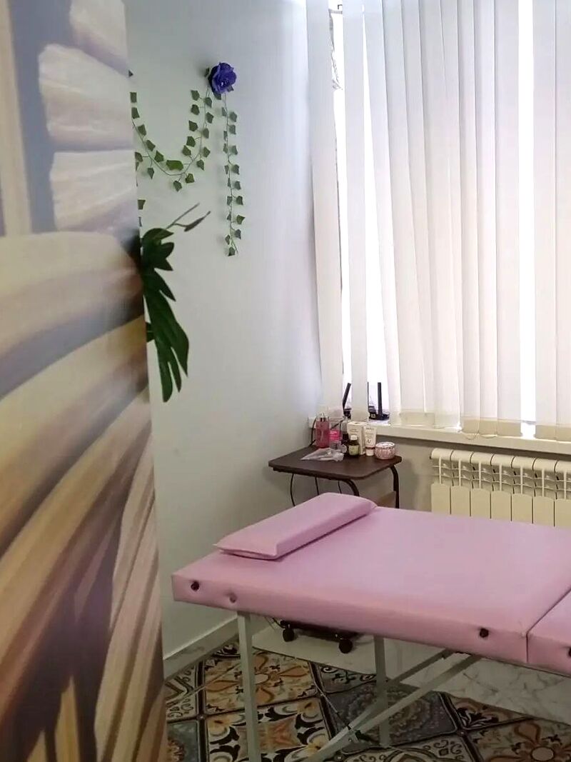 Уголок кабинета: панно, зелень и столик со средствами для ухода