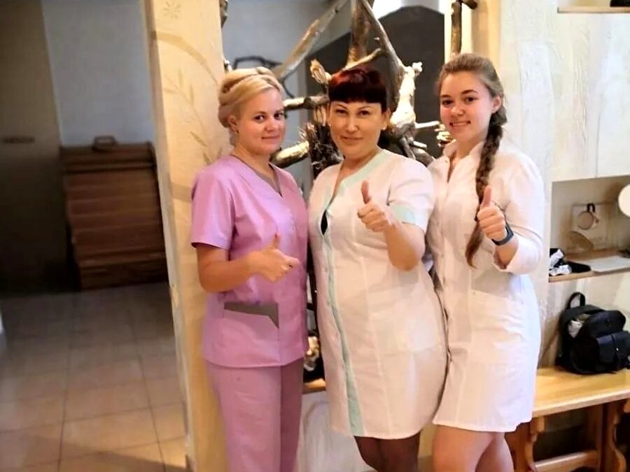 Венера Аимова с выпускницами курса по шугарингу