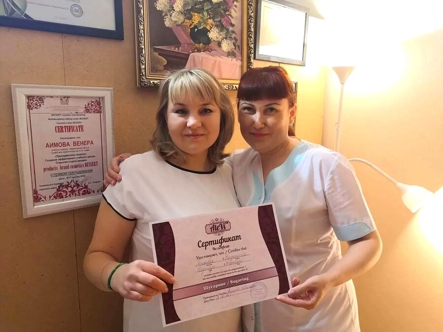 Вручение сертификата выпускнице курса по шугарингу