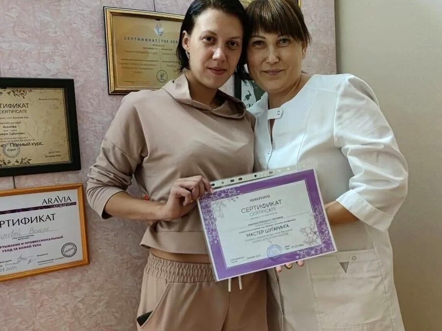 Выпускница с сертификатом мастера шугаринга
