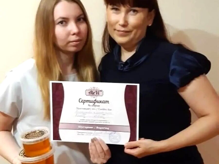 Выпускница с сертификатом и профессиональной сахарной пастой