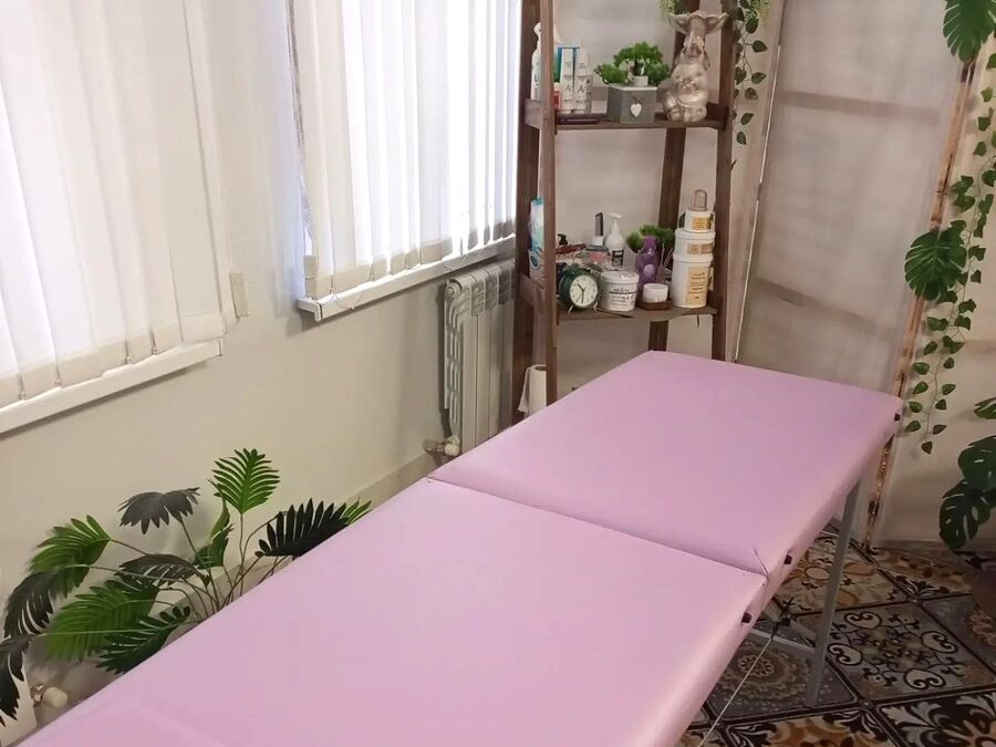 Рабочее место у окна и полка с профессиональными средствами для ухода